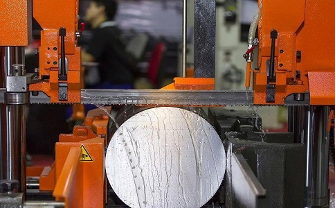 湖口立式金属带锯床切削出现跑带故障解决方法！